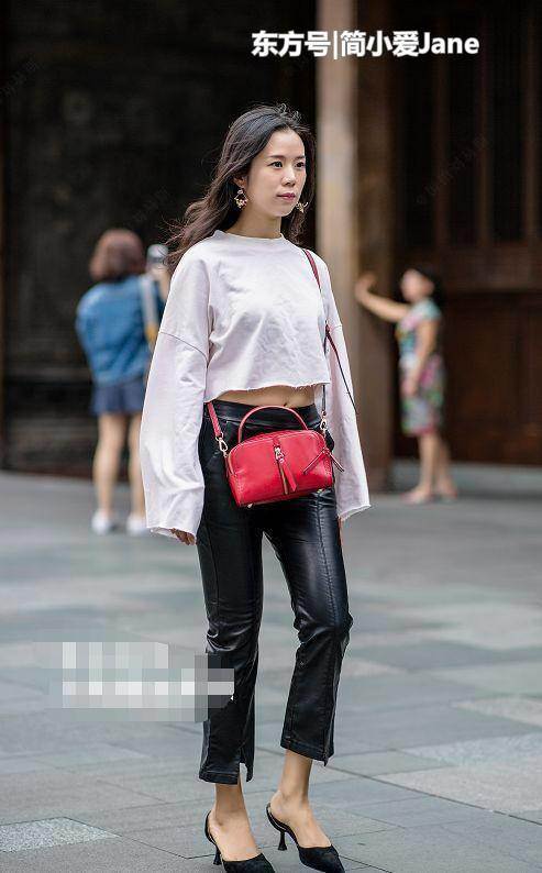 街拍：秋季已来，皮裤上线，美女穿皮裤能让腿部紧绷又有型！