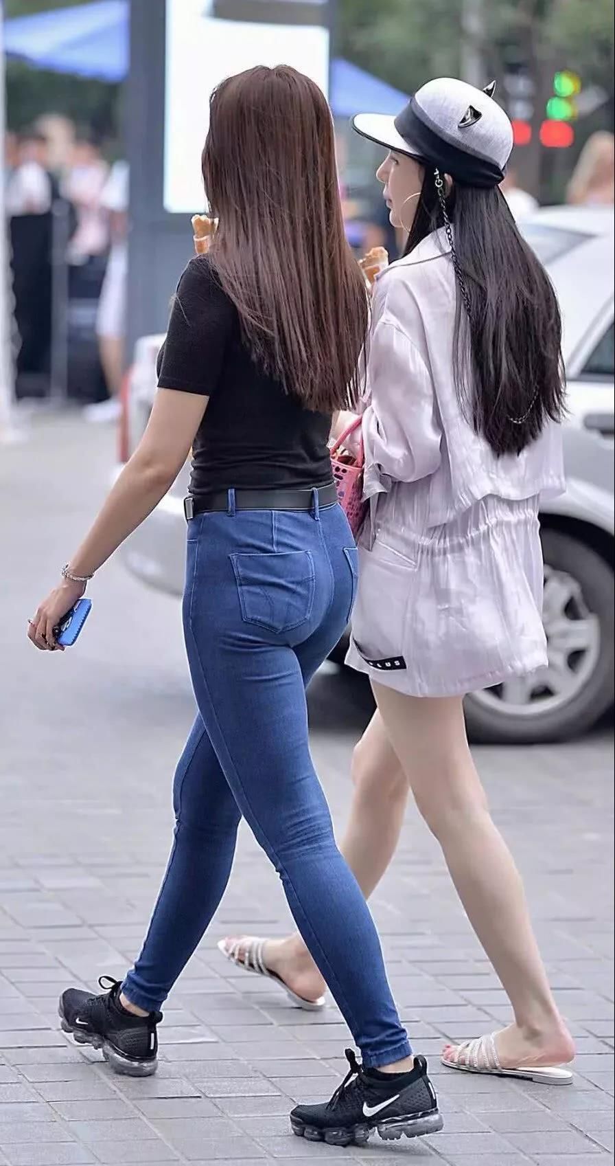 街拍美女：紧身裤美女，尽显玲珑有致好身材