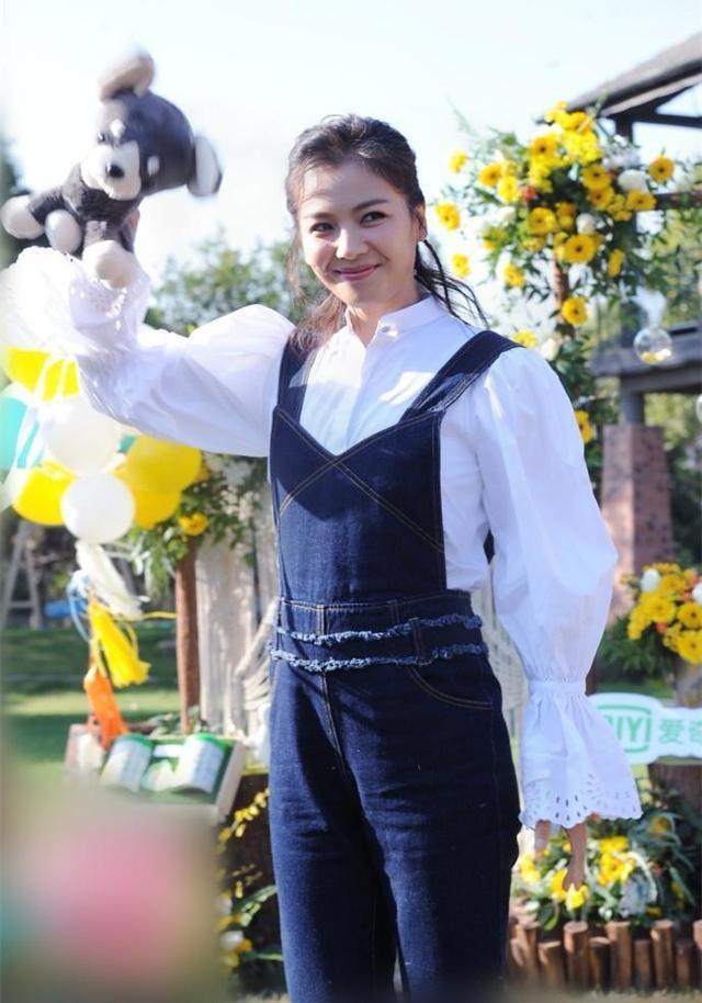 刘涛怎么没腰，腿还粗？看她平时都是高瘦美啊！网友：身材藏得好