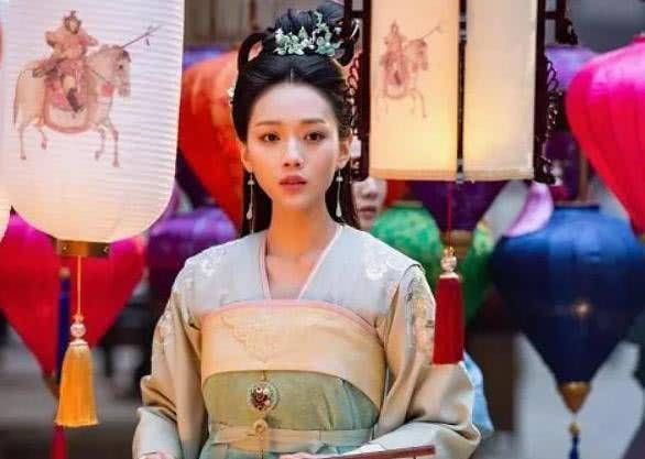 「背诵」当小花成名时,他暴露出不专业的一面。他不会背诵台词也不会读数字。他的台词完全错了