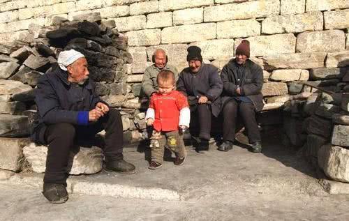  「几十块」还在为养老犯愁？农村又出一项政策，每个月领800元，