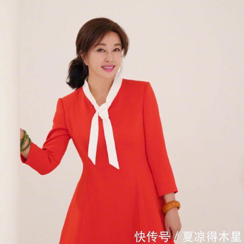 口部分：衬衫裙硬勒出凹凸感，离开精修的脸竟无一丝皱纹，刘晓庆真不服老