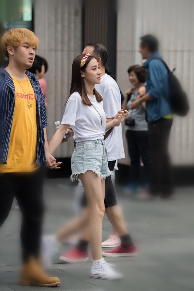 街拍，秋天来了，经典百搭的牛仔裤依旧是时尚的主流!