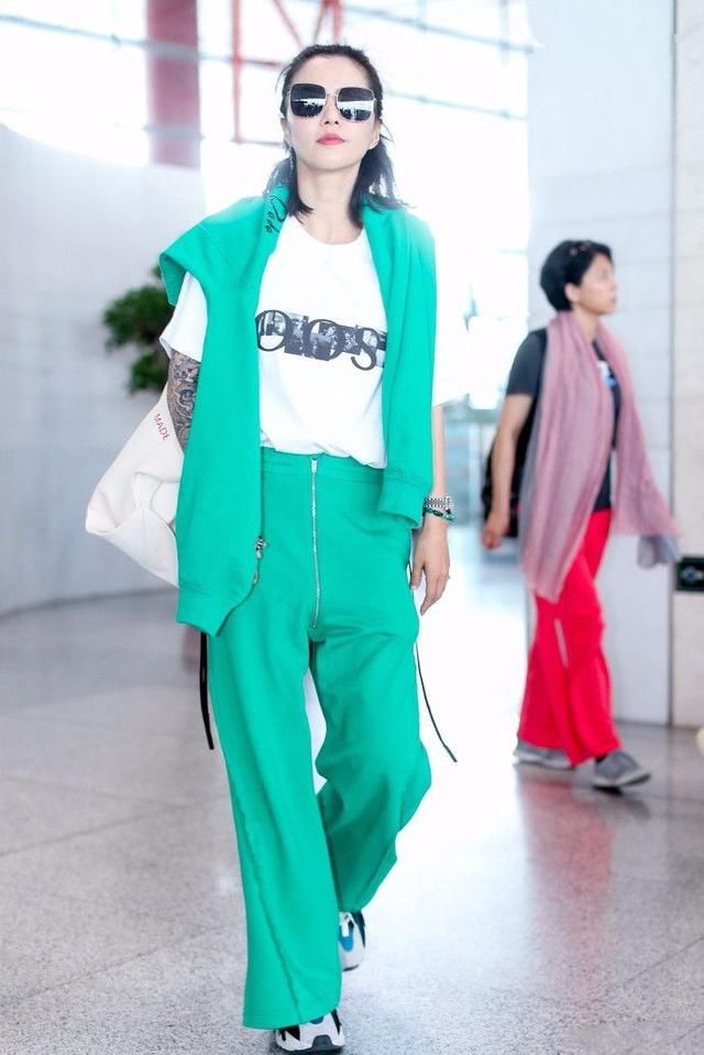 谭维维穿裙子，这腿简直了！怎么一穿裤子就成小短腿了？