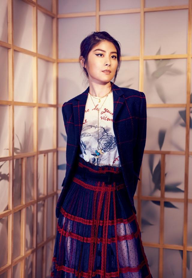 45岁陈慧琳亮相活动,身穿白色蛋糕裙来显嫩,却被鞋子毁了造型