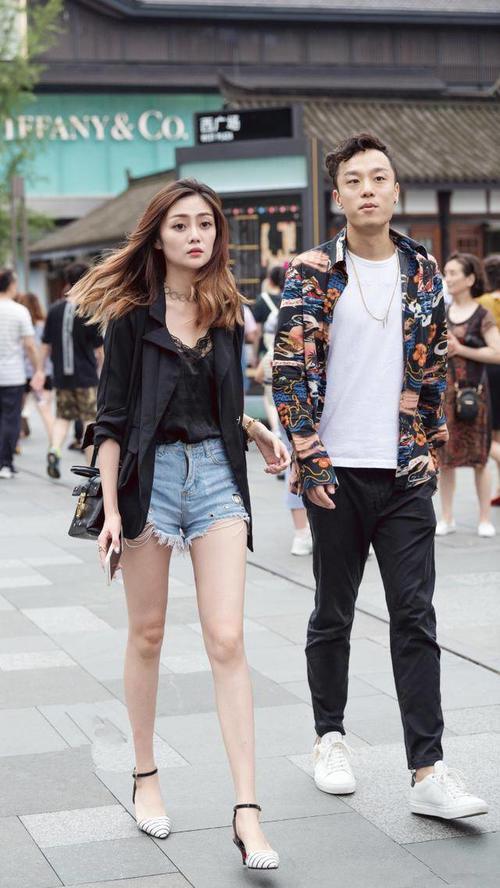 街拍，身材好的小姐姐穿一条简单的紧身牛仔裤就很迷人，走路带风