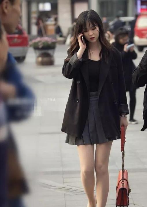 「 展现出」一件黑色上衣配灰色半身裙,时尚清新美,街拍:淑逸闲华的小姐姐