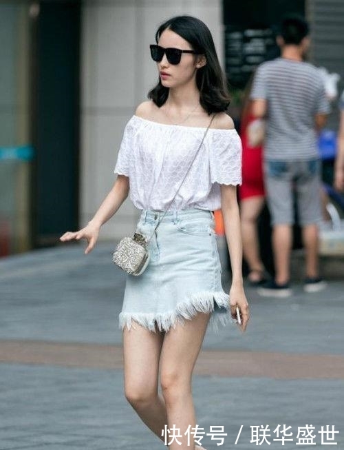 『小美女』街拍:长发小美女,黑色T恤搭配牛仔热裤,简单又时尚