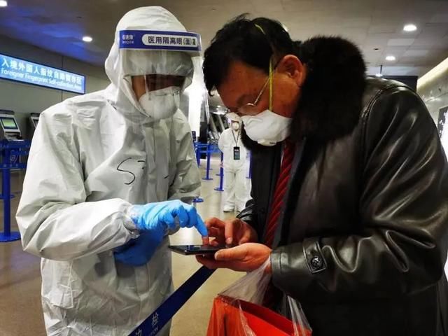 #检院的志愿#把病毒隔离在外,把爱迎接回来!一份份“学习小报”背后:这支党员突击队为上海空港筑牢“篱笆”