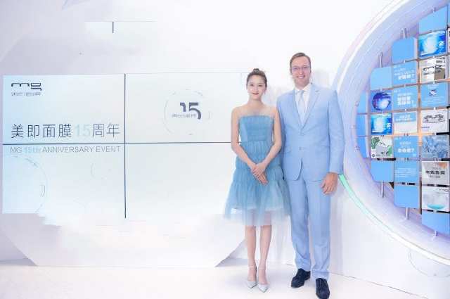 许久未露面的关晓彤，穿蓝色吊带裙显胖20斤，网友：鹿晗给喂的