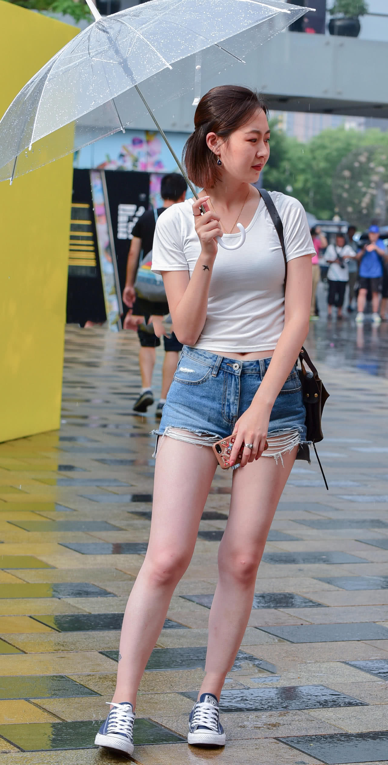 气质小姐姐牛仔热裤秀出白皙美腿，想让她来做我的小公主