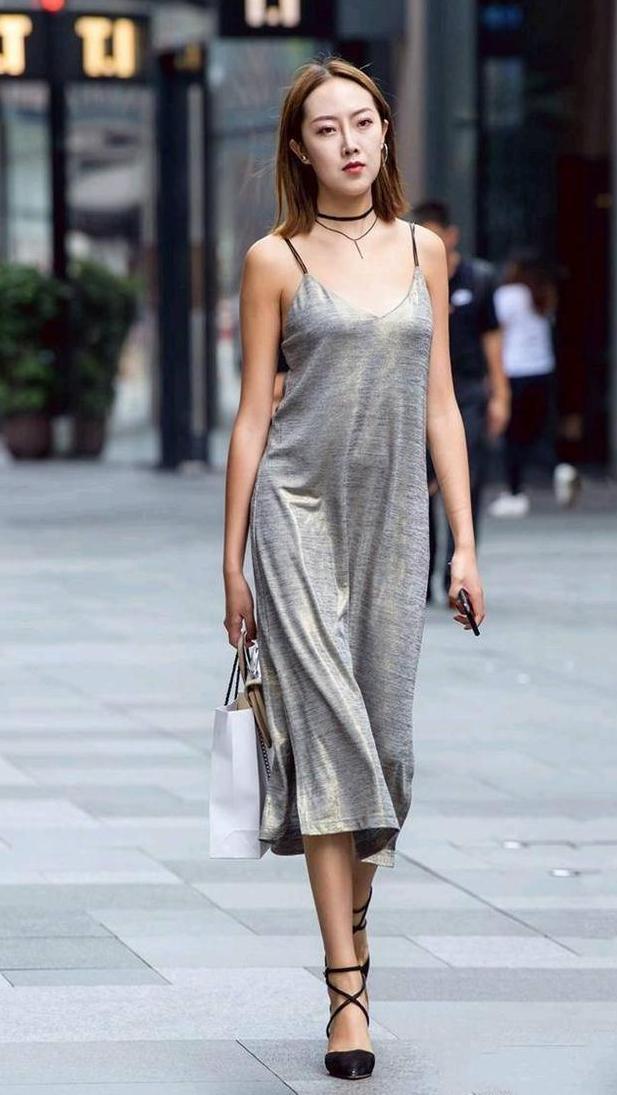 重庆辣妹街拍 一套简约时尚的穿搭，能让你美丽一夏天，我心动了