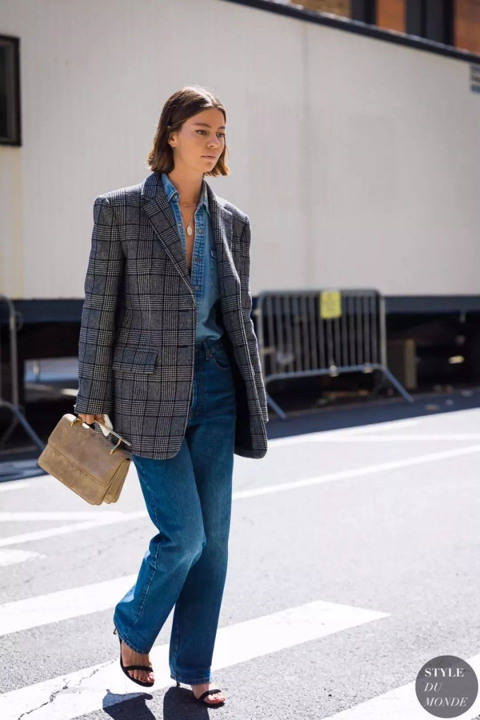 衣柜必备牛仔，夏末秋初就该这么穿!