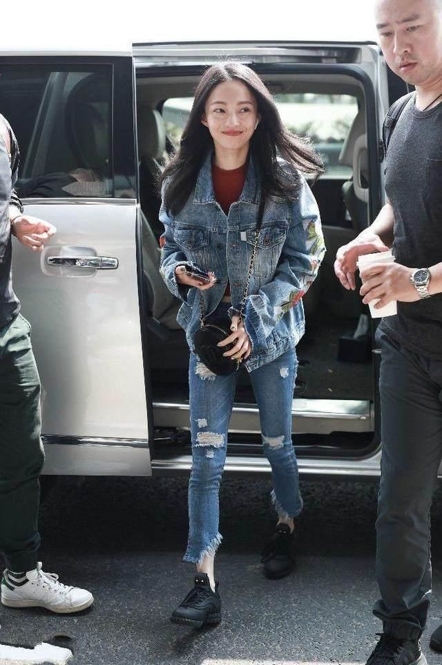 张韶涵真大胆！穿开叉旗袍还当众做这样动作 网友：这尺寸太开放