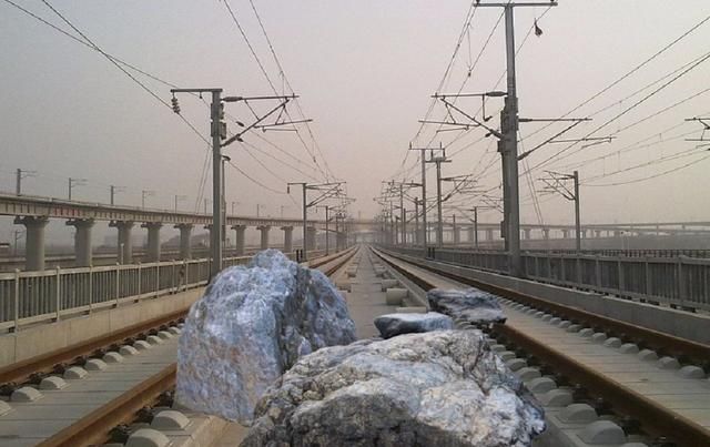 高铁前方出现大石头怎么办？看完你就知道，中国高铁太牛了！