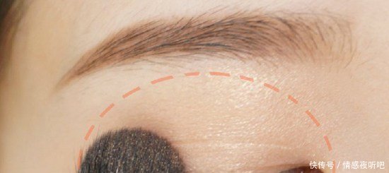 女子自卑不敢卸妆,朋友都疏远她,卸妆后男生却排队跪求交往!