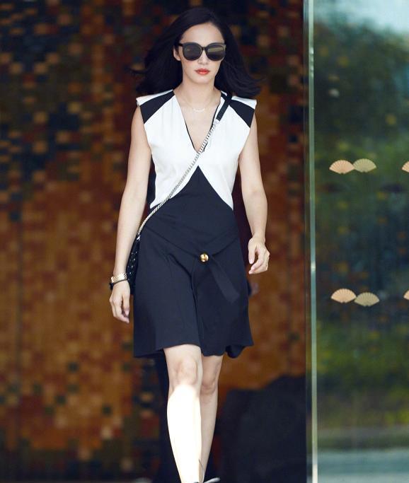 姚晨生活街拍，深V连衣裙大秀好身材，演绎夏日妩媚诱惑。