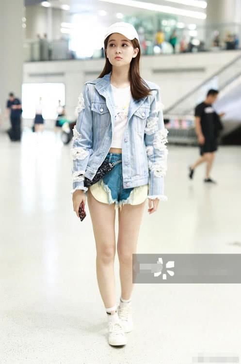 乔欣越来越开放！牛仔短裤只能遮住重点，网友：这敢坐下吗？