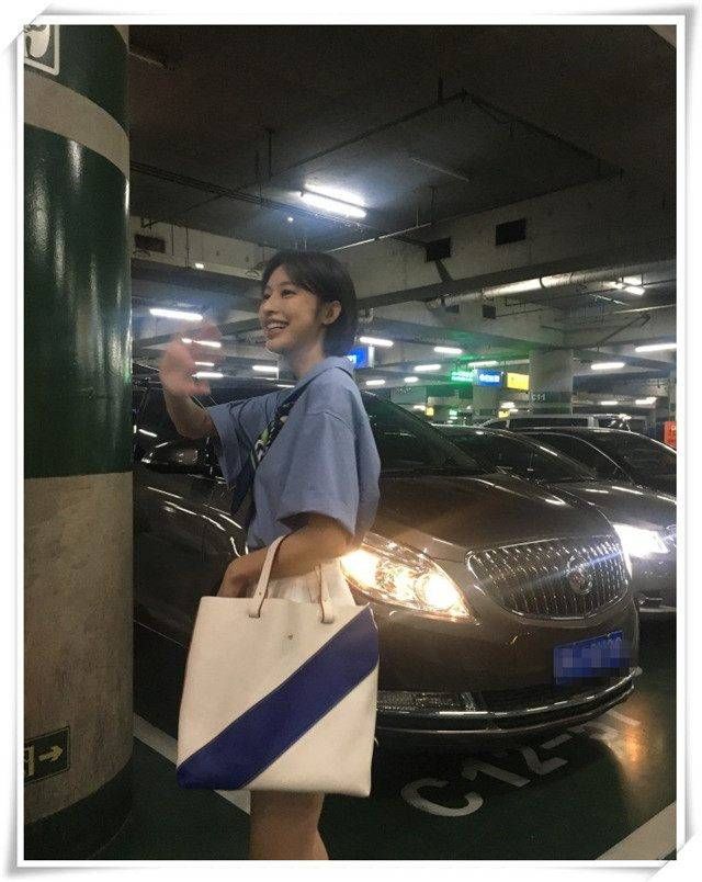 张俪穿白色短裤现身机场，一双大长腿一览无余，脚上的袜子太抢镜