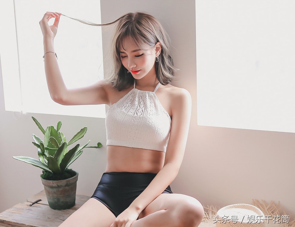 模特嘴角上扬轻轻微笑美似花，夏日穿搭简单有魅力