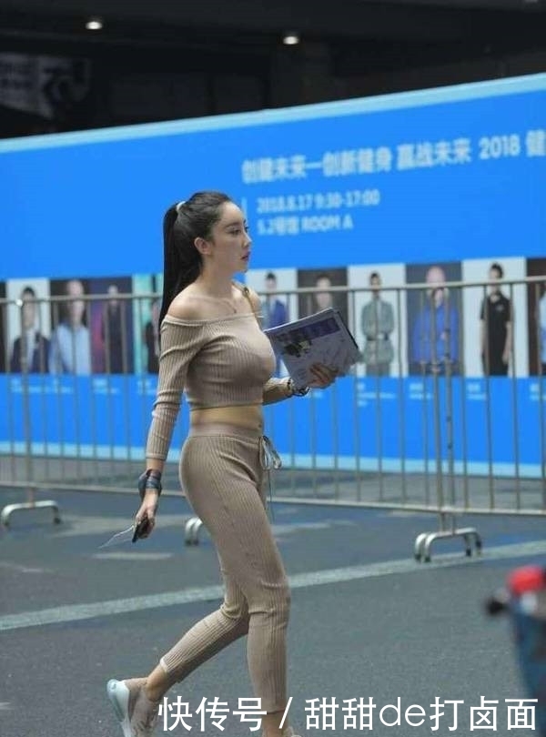 『度过』美女街拍小姐姐穿针织套装出街, 度过一个“温情”的秋天