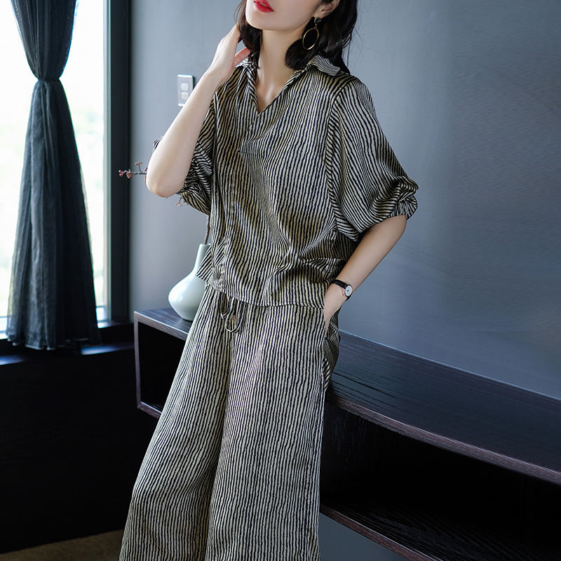 会打扮的老婆，入秋后不买裙，天天穿这样的套装，不打扮都美爆