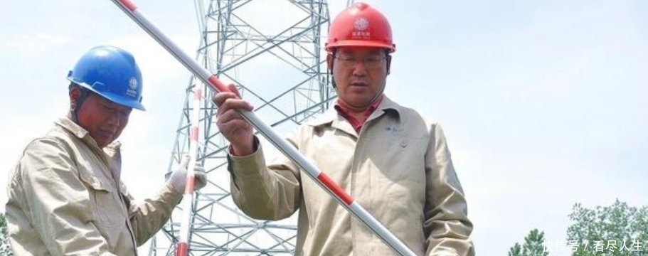  「农户」在农村，电力公司，通讯公司在农户承包地栽电杆，该收