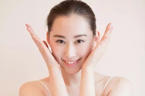  「脸部」女性贴面膜，敷前搞好2件事，敷后搞好3件事，消化吸收实际效果会更强！