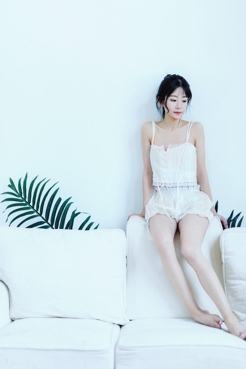 清新恬静美女性感吊带私房图片