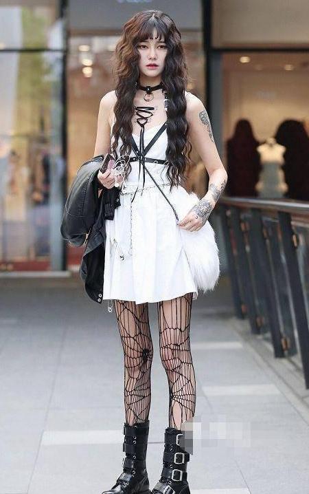 街拍：这么紧的短裤都塞得进去，勒出紧致腿型，女人味十足