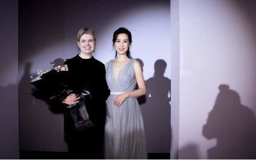 # 出纱裙#锁骨太明显，曲线好得让人羡慕，黄圣依这身材还穿纱裙真绝了