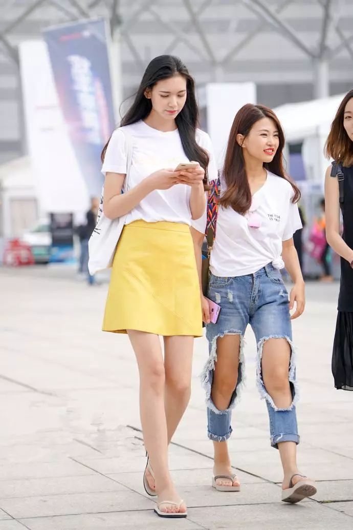 时尚：唤醒迷人身材的紧身裙，朴实格调的搭配让你拥有强大气场