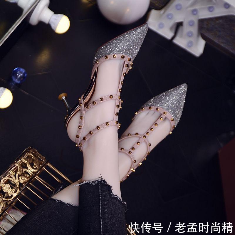 『女人』45岁的老婆,穿上这样的“美脚鞋”,女人味儿尽情展现