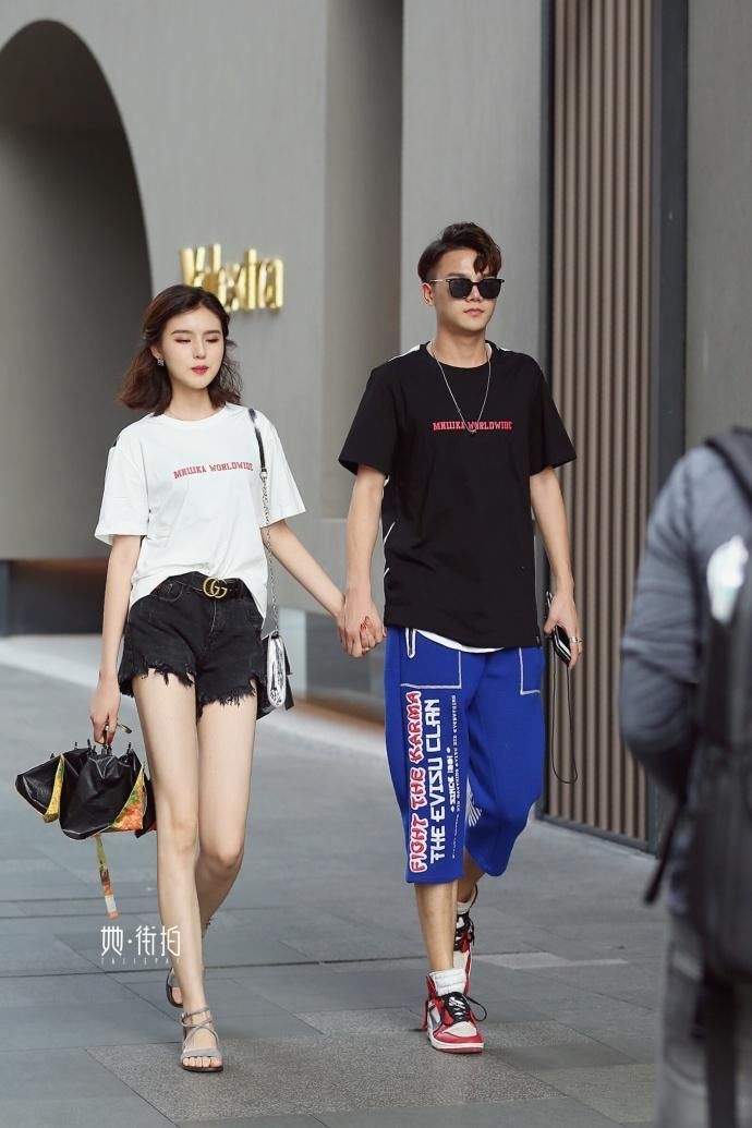 街拍:清新优雅魅力难挡，雪纺连衣裙美到发光