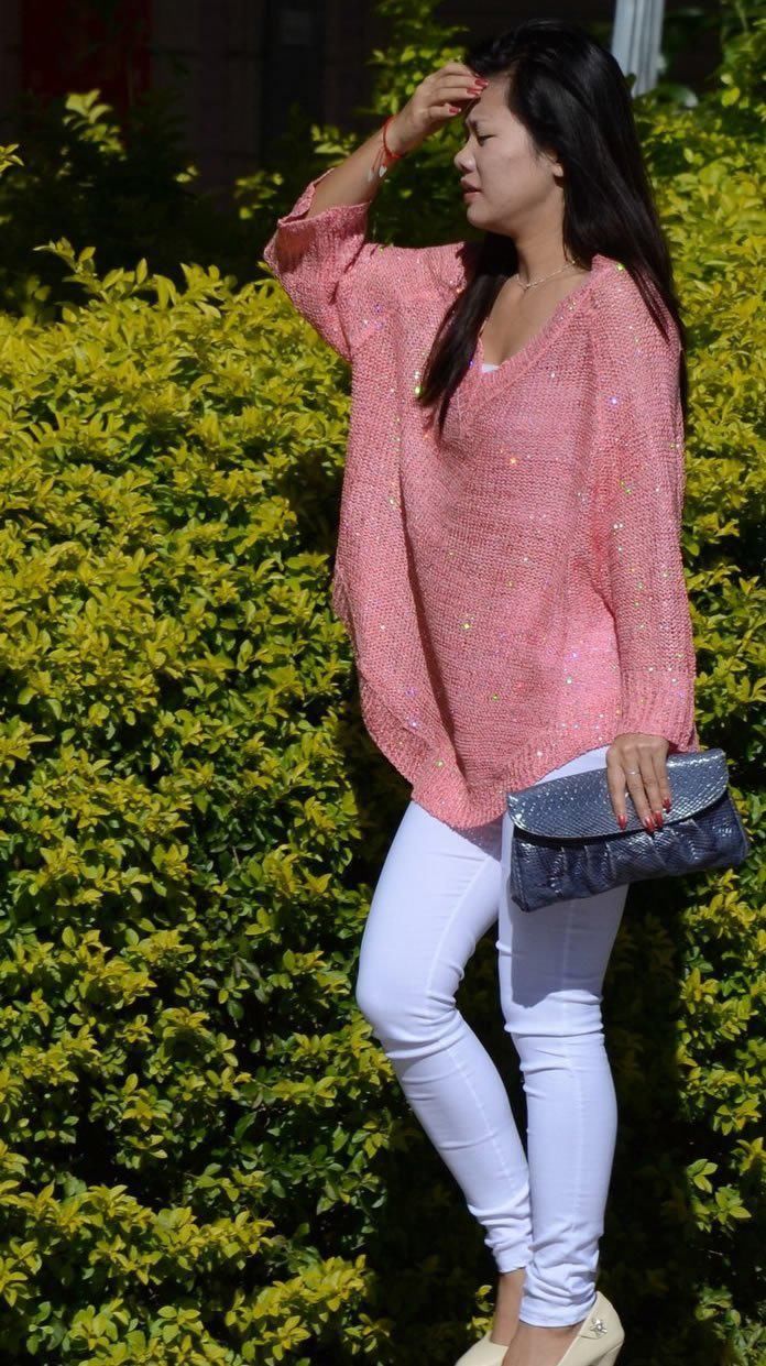 公园里街拍:白色紧身裤美女展现出线条的优美，清新脱俗很吸引人