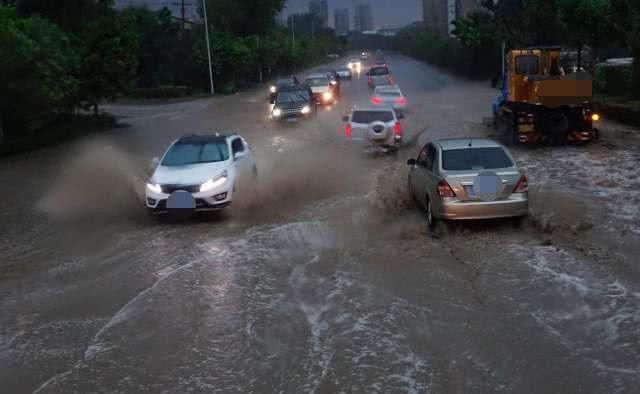 天开■暴雨天开双闪算违章吗?用错灯很容易扣分!