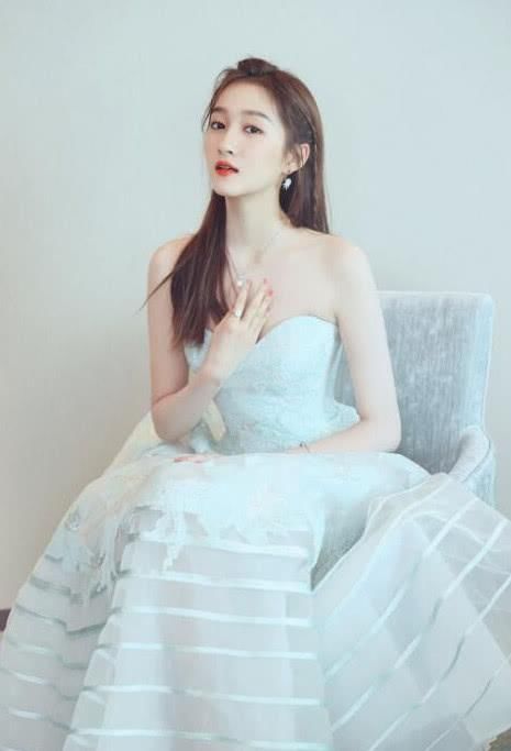 关晓彤穿抹胸裙仙女气质尽显!杨幂杨颖的抹胸裙造型也是各有特色