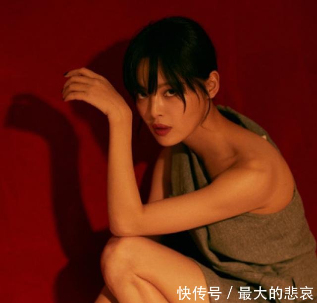 辛芷蕾厉害了，裙子短到蹲下都尽显尴尬，网友显腿长呗！