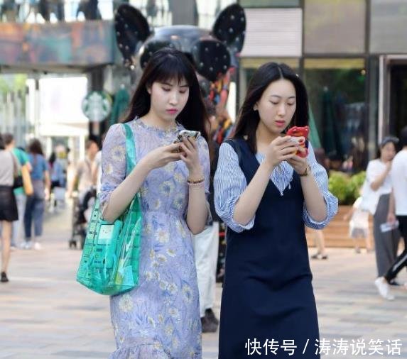  【位选择】街拍美女小姐姐搭配修身迷人的紧身裙，衬托出性感的线条！