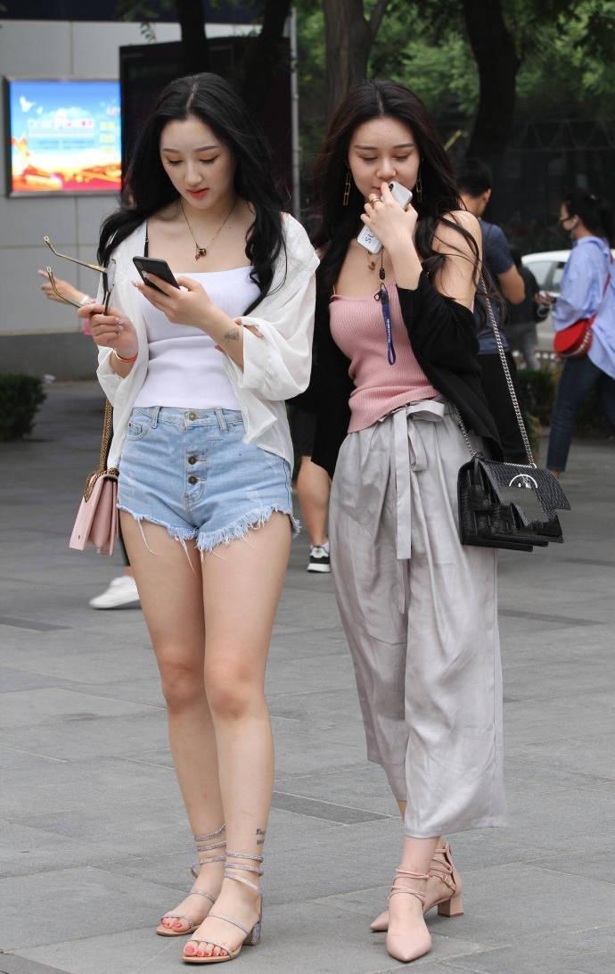 成都姐妹花, 短裤长裤穿出不一样的风采, 一样的玲珑的身姿