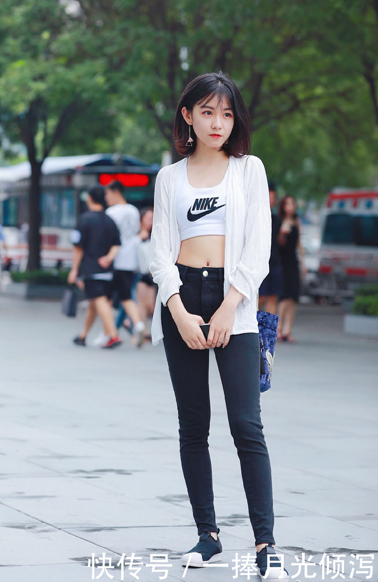  【美女】美女你这手势，是想变成一朵花吗