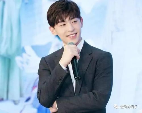 邓伦成名前群访无人理，成名之后却主动把C位让给了罗云熙