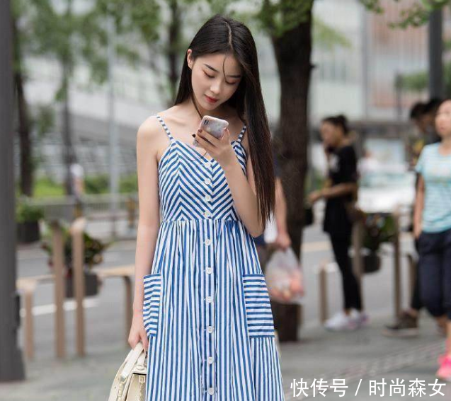 街拍：玉面淡拂妩媚迷人的小姐姐，穿着性感靓丽娇艳如花！