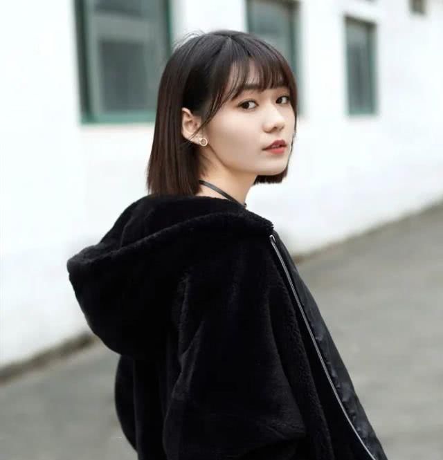 『发型就知道』真实见过世面的女人,刘海儿从来不一刀切,看段奥娟的头型就知道