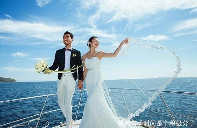 「婚纱照」小夫妻花10万拍婚纱照，摄影师拿拖鞋当道具，成片出来却惊艳了