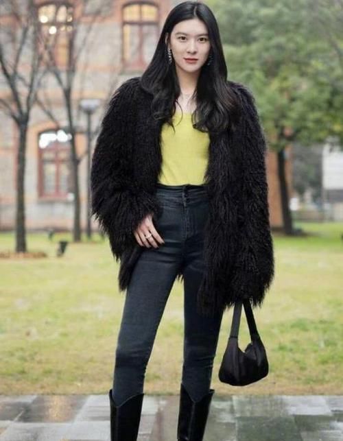  气质■街拍：名嫒美姝的美女，一件黑色毛绒外套配牛仔裤，时尚达人气质