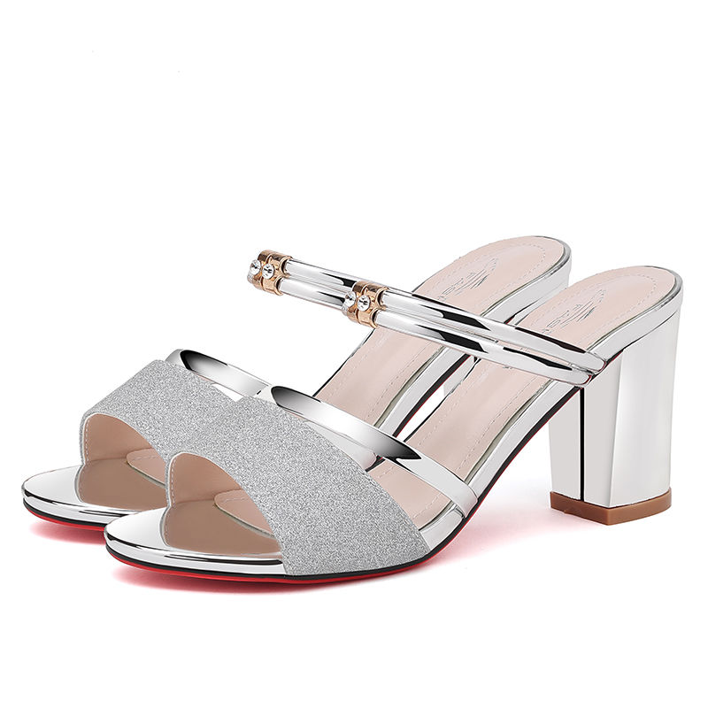 这样的高跟凉鞋，时尚百搭又性感，穿上后走路都带风