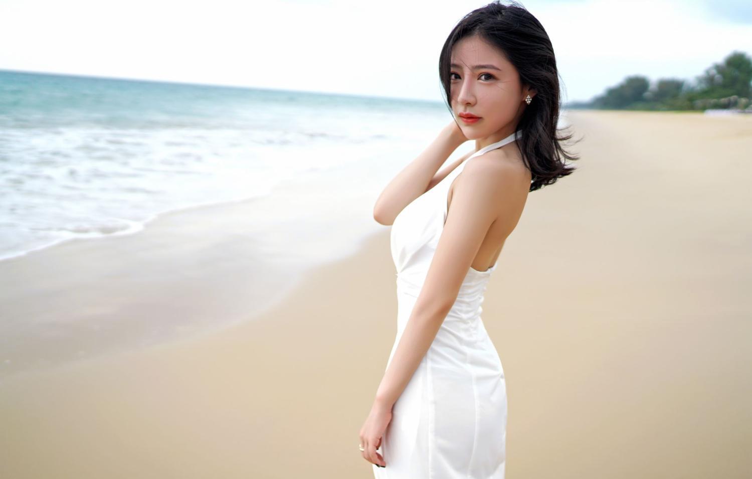 海边沙滩美人 一席白裙如仙子般翩翩漫步