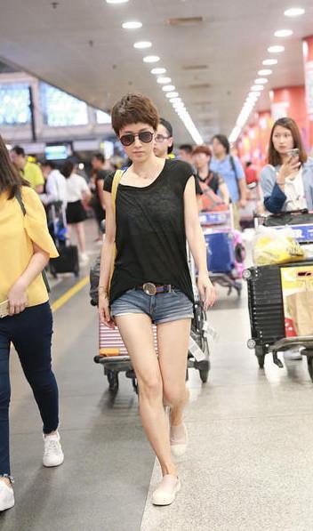 马伊琍机场放飞自我，热裤短到撩人，却抵不过同场姚笛的灯笼裤？
