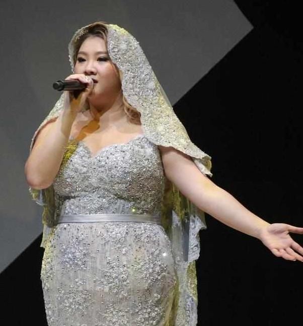 180斤郑少秋女儿，穿出迷人身姿，网友：简直是胖女孩的穿衣指南